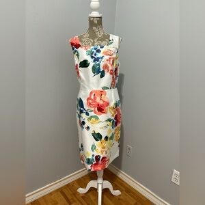 Sleeveless dress with floral print